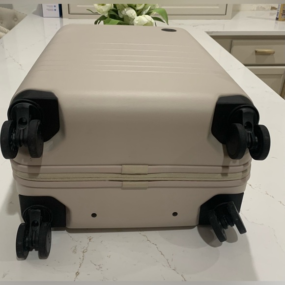 Monos 23 inch carry on plus luggage - Picture 6 of 15